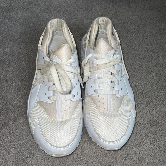 NIKE HUARACHES THAT ARE SO COMFORTABLE - Picture 1 of 2